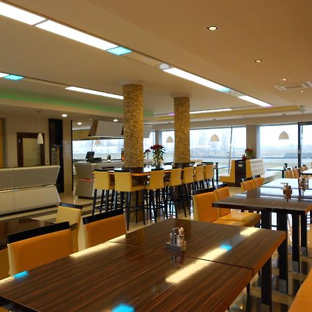 Gokart Hotel Kecskemet Ngoại thất bức ảnh