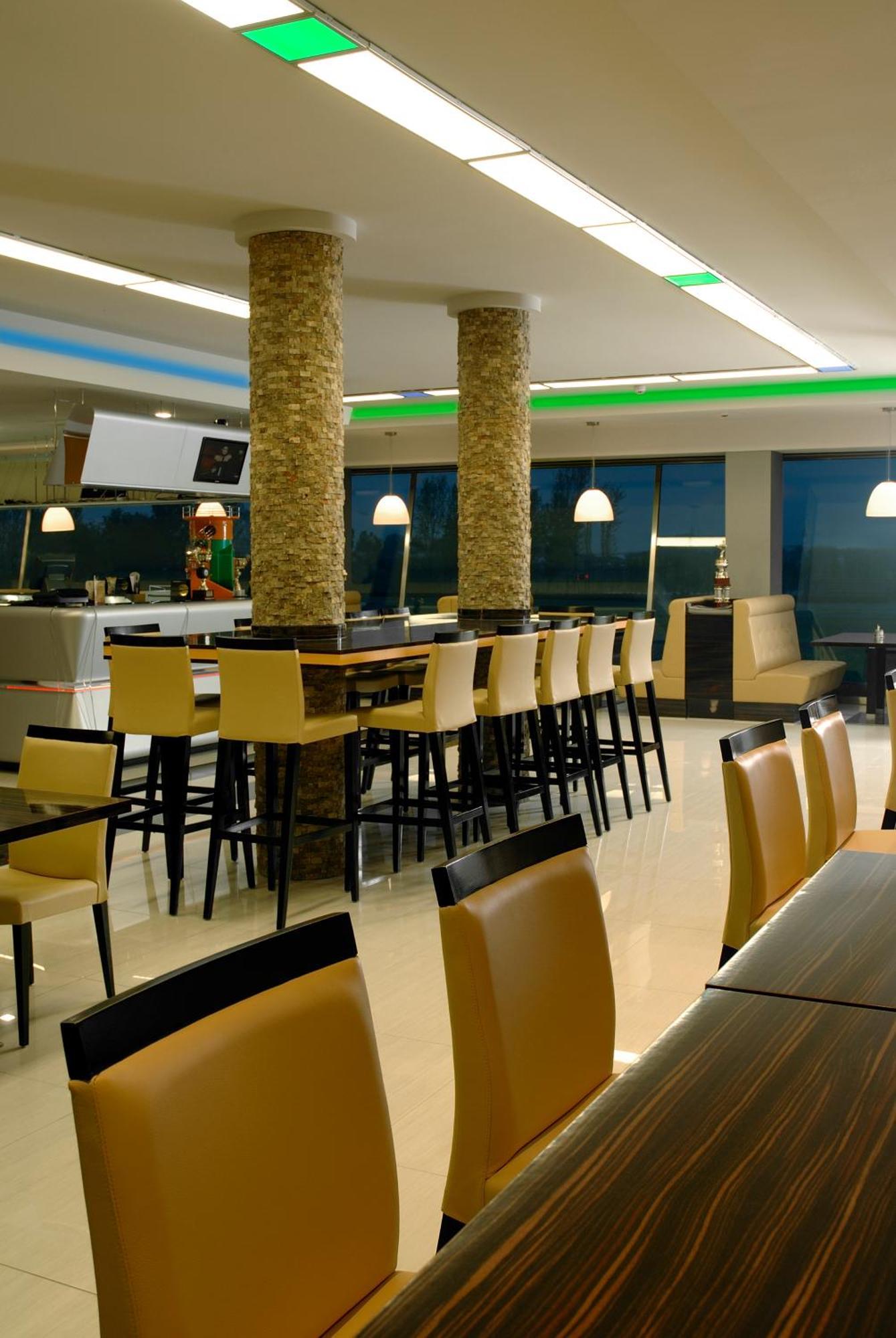 Gokart Hotel Kecskemet Ngoại thất bức ảnh