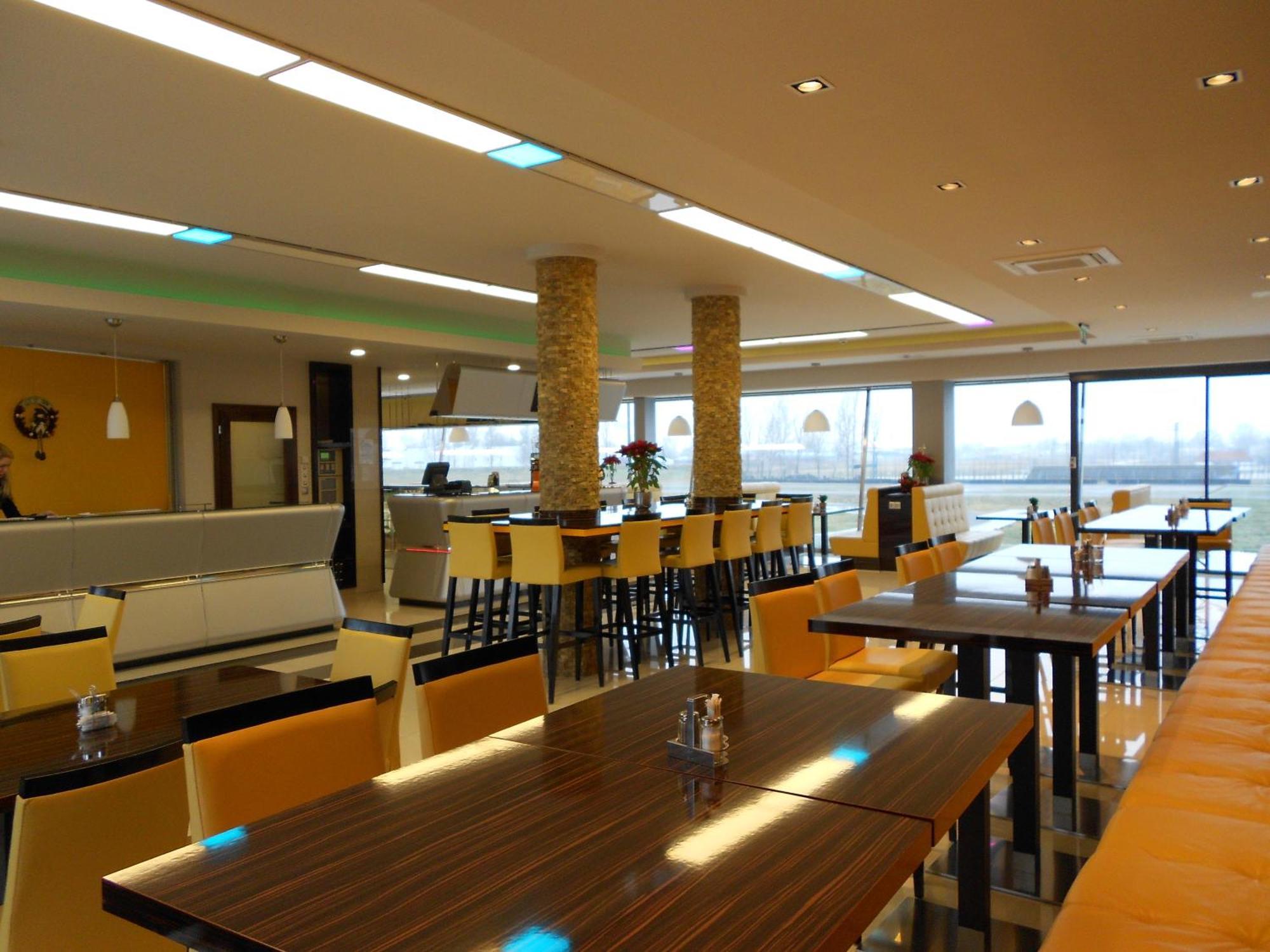 Gokart Hotel Kecskemet Ngoại thất bức ảnh
