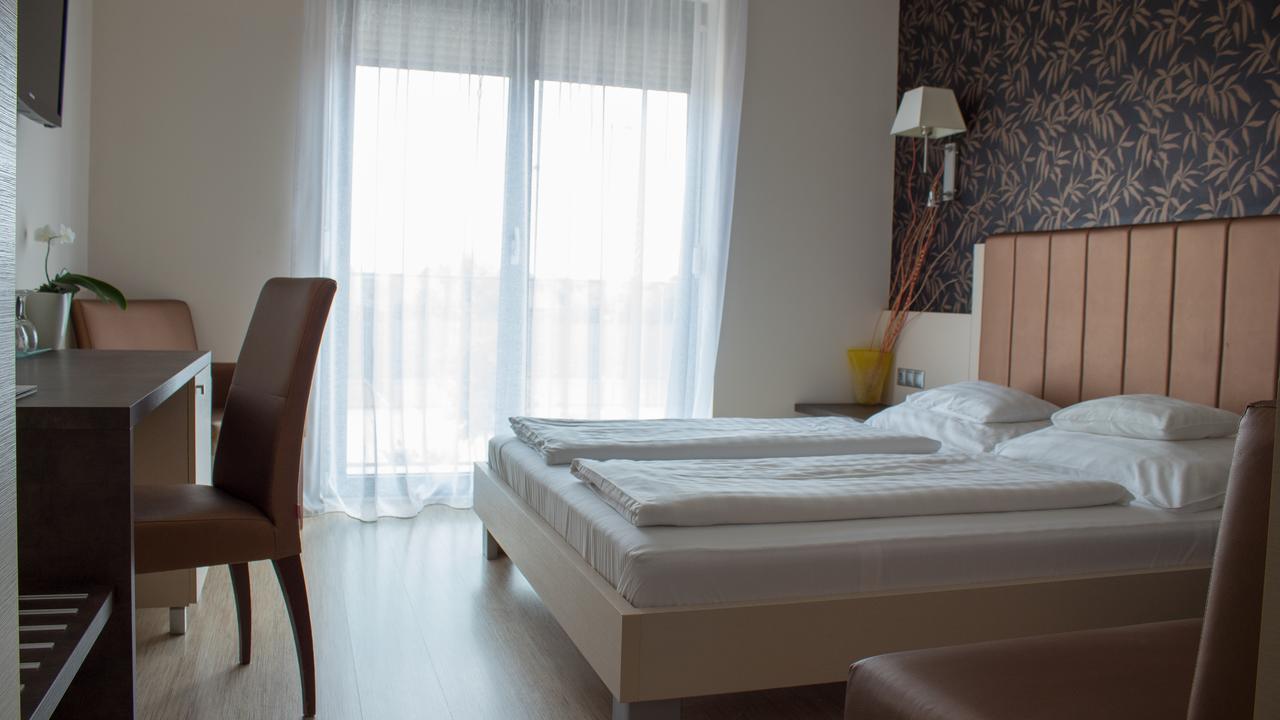 Gokart Hotel Kecskemet Ngoại thất bức ảnh