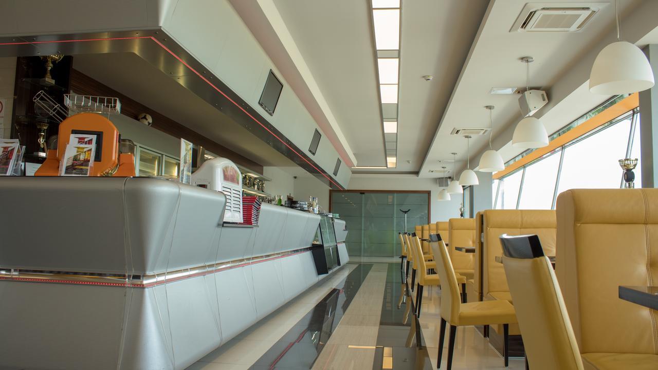 Gokart Hotel Kecskemet Ngoại thất bức ảnh