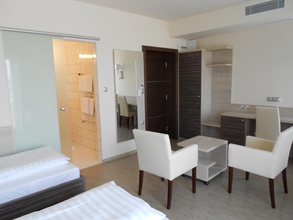 Gokart Hotel Kecskemet Phòng bức ảnh